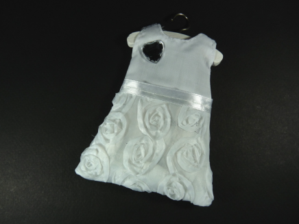 Robe blanche  garnir de drages